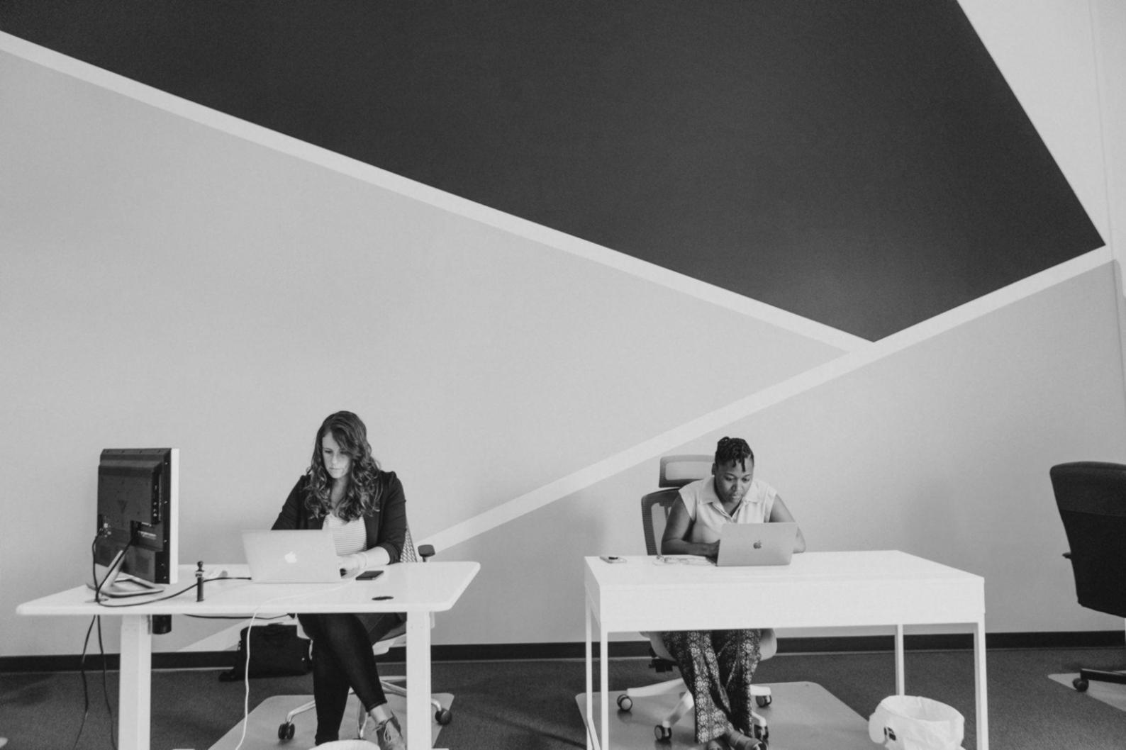 Finanzanalyse Arbeitsplatz mit Dokumenten und Taschenrechner